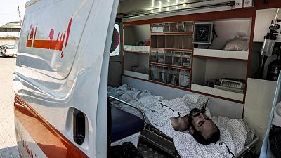 Los equipos sanitarios evacúan a los primeros heridos palestinos y extranjeros del paso de Ráfah a Egipto