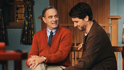 Tom Hanks lo vuelve a hacer: desaparece. El actor se convierte en Fred Rogers en 'Un amigo extraordinario'