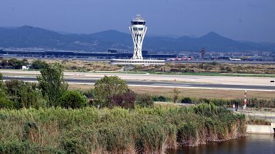 Imatge aèria de la torre de control i la tercera pista de l'aeroport del Prat