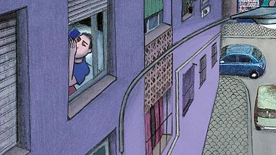 Una calle adoquinada con edificios lilas alberga una ventana con una persona bebiendo de un vaso azul, y dos coches aparcados bajo una farola. Una calle adoquinada con edificios lilas alberga una ventana con una persona bebiendo de un vaso azul, y dos coches aparcados bajo una farola.