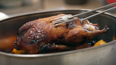 L’ànec mut amb prunes i pinyons: la recepta que uneix famílies i veïns al Penedès L’ànec mut amb prunes i pinyons: la recepta que uneix famílies i veïns al Penedès