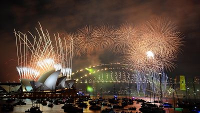 El mundo da la bienvenida al 2024 con fuegos artificiales y fiestas multitudinarias