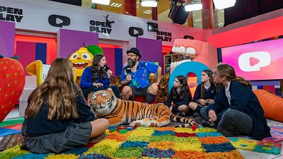 El interesante debate que propone 'Antígona': "¿Hasta dónde te arriesgarías tú a poner tu vida en peligro?"