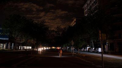 Calles a oscuras durante el apagón, a 28 de abril de 2025, en Barcelona