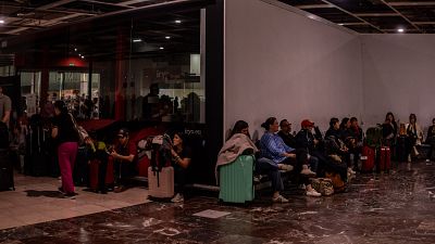 Cientos de viajeros tuvieron que pernoctar en estaciones de tren - Telediario 1 | Ver Cientos de viajeros tuvieron que pernoctar en estaciones de tren - Telediario 1 | Ver