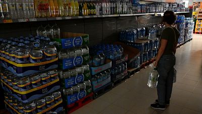 Largas colas y estanterías vacías: el apagón revive las imágenes de la pandemia en los supermercados
