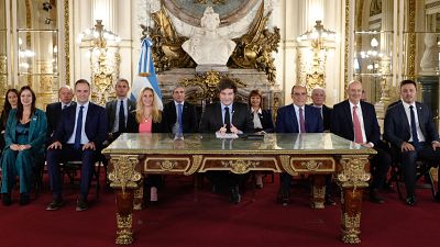 Argentina acuerda un préstamo de 20.000 millones con el FMI y elimina las restricciones cambiarias