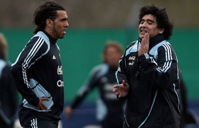 Tévez gana la partida a Agüero | Ver