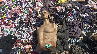 El rastro tóxico del 'fast fashion' inunda el sur global: de los armarios de Occidente a montañas de basura en África