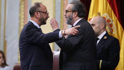 El vicepresidente de la cámara, Alfonso Rodríguez Gómez de Celis discute con el diputado de Vox José María Sánchez