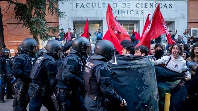 Arranca la huelga en la educación pública en Madrid con cinco detenidos y cargas policiales en la Complutense