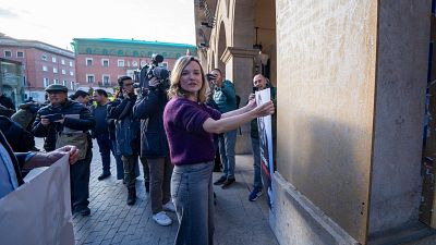 La candidata del PSOE a la Presidencia del Gobierno de Aragón, Pilar Alegría, durante la tradicional tradicional pegada de carteles electorales de los partidos políticos, este viernes en la plaza San Juan de Teruel.