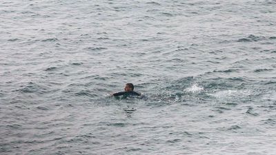 Nueva llegada de migrantes a nado a la playa de Ceuta