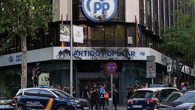 Detenidos cinco activistas de Futuro Vegetal tras rociar pintura negra en las sedes nacionales del PSOE y PP