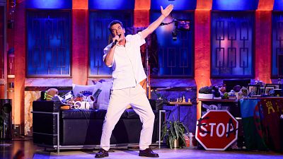 Arturo Valls se marca un Amaia en su regreso a La Revuelta