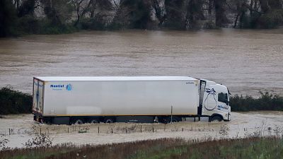 Así debes actuar si una riada te sorprende dentro del coche