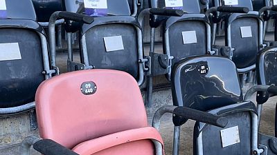 Un único asiento rojo contrasta con el gris y el amarillo predominante en el Wankdorf de Berna