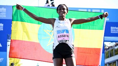 Assefa pulveriza el récord del mundo femenino de maratón en Berlín