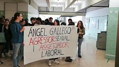 Protesta d'un grup d'alumnes de la UAB per l'assetjament sexual i laboral d'un professor