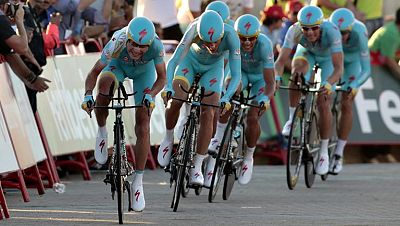 El esloveno Janez Brajkovic es el primer líder de la Vuelta a España después del triunfo del Astana en la contrarreloj por equipos disputada entre Vilanova de Arousa y Sanxenxo, de 27,4 kilómetros, por lo que estrenó la camiseta roja. El Astana invir