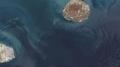 Un proyectil impacta contra un barco en Ormuz después del vencimiento del plazo para un acuerdo de paz