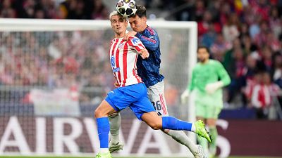 Antoine Griezmann (izq) disputa un balón con Martín Zubimendi en la ida de la semifinal de la Champions entre el Atlético de Madrid y el Arsenal