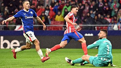 Julián Álvarez marca las diferencias de un igualadísimo duelo ante un buen Athletic y el Atlético se acuesta como líder