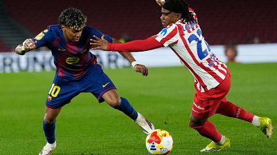 Lamine Yamal (i) y Ademola Lookman disputan un balón en el Barça-Atleti de semifinales de la Copa del Rey de hace un mes. Lamine Yamal (i) y Ademola Lookman disputan un balón en el Barça-Atleti de semifinales de la Copa del Rey de hace un mes.
