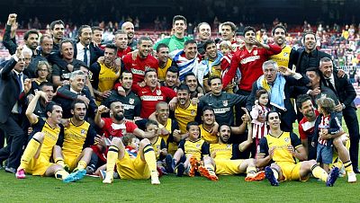 Dieciocho años después, el Atlético de Madrid ha vuelto a conquistar la Liga tras empatar (1-1) con un tanto de Godín (m.49) en el Camp Nou frente a un Barcelona que culminó su particular 'annus horribilis' con una tímida actuación que resume lo que