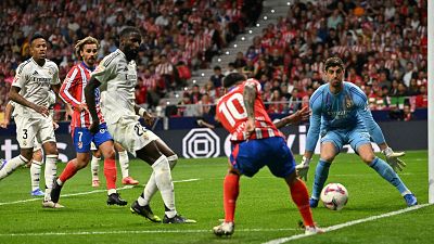 Atlético de Madrid 1-1 Real Madrid: Correa salva un punto en un derbi demasiado largo y bochornoso