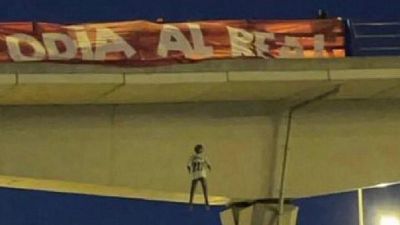El Atlético suspende a tres socios por el muñeco de Vinicius colgado en un puente