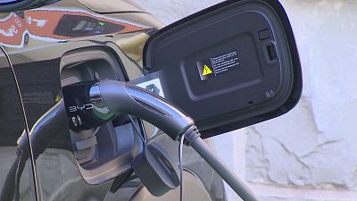 Aumentan las ventas de coches electrificados y caen las de vehículos de combustión