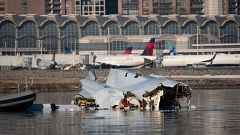 Un controlador hacía el trabajo de dos cuando se produjo el accidente aéreo de Washington, según medios de EE.UU.