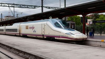 Tren de alta velocidad en la estación de Madrid Chamartín Tren de alta velocidad en la estación de Madrid Chamartín