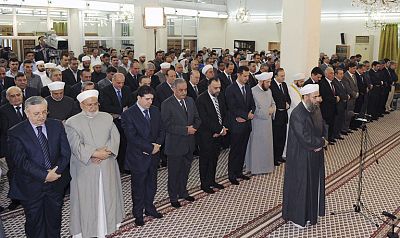 Bachar al Asad reaparece en público durante el rezo que marca el final del Ramadán