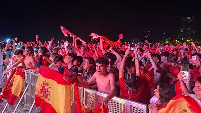 L'afició d'Espanya vibra a Barcelona amb la victòria a la final del Mundial de futbol masculí contra l'Argentina