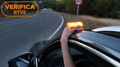 Las balizas V16 homologadas por la DGT y obligatorias en coches en 2026: ¿tienen riesgos sus baterías?