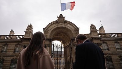 Macron cambia la bandera de Francia y vuelve a usar la tricolor con el azul marino original