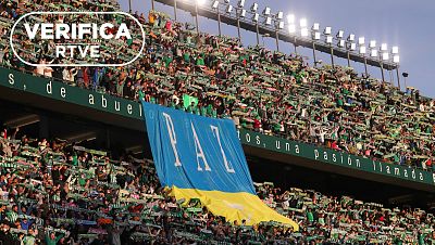 ¿Banderas palestinas, no, pero ucranianas, sí? Así se regula la exhibición de insignias en los estadios de fútbol