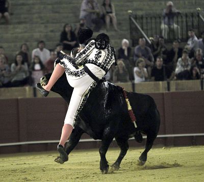 El banderillero Luis Mariscal, "muy grave" tras sufrir una cornada en la Maestranza
