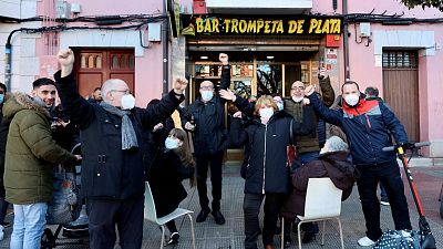 El bar que llevaba 37 años abonado al 41.665, primer premio del Niño: "Es la mayor ilusión que nos podían dar"