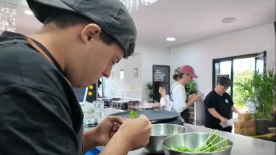 "Lo de siempre hecho por los de nunca": la experiencia laboral de un bar donde la discapacidad no es una barrera