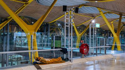 Barajas, un albergue informal para quienes no pueden tener un hogar: "Aquí me siento más segura que en la calle"