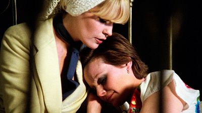 Bárbara Rey y su "noche de amor" con Rocío Dúrcal en 'Me siento extraña': ¿Qué pasó detrás de las cámaras?