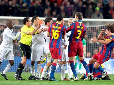El empujón de Cristiano a Guardiola y el manotazo de Ramos a Puyol originaron sendas tánganas que denotaban la tensión sobre el campo El empujón de Cristiano a Guardiola y el manotazo de Ramos a Puyol originaron sendas tánganas que denotaban la tensión sobre el campo