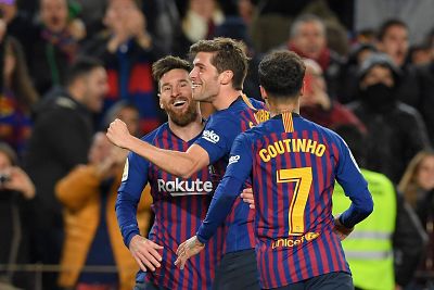 El Barça esteriliza la ventaja del Sevilla con una goleada para meterse en semis