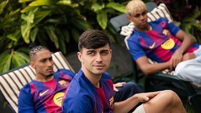 El Barça presenta su nueva equipación: degradado blaugrana en la camiseta de la 25/26