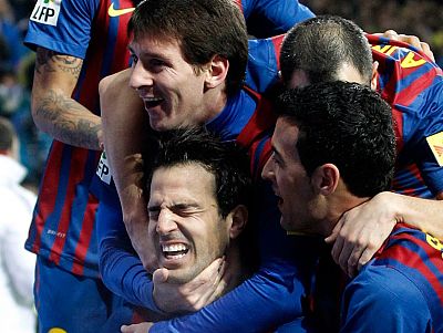 Entre los muchísimos detalles que siempre deja un clásico y que vamos a ver ahora, hay uno muy significativo. José Mourinho estuvo unos minutos esperando en la boca del vestuario pendiente del banquillo del Barça. Fue casi al final del partido cuando