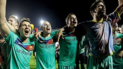 Los jugadores del Barcelona han celebrado el título de Liga conseguido en el campo del Levante tras terminar el partido. Los jugadores del Barcelona han celebrado el título de Liga conseguido en el campo del Levante tras terminar el partido.