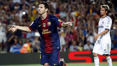 Un Barcelona muy superior dejó que el Real Madrid saliera hoy vivo del Camp Nou (3-2) cuando ya estaba fundido. Una clarísima ocasión malograda por Messi y un error garrafal de Valdés en la recta final dejan el título de la Supercopa abierto para la